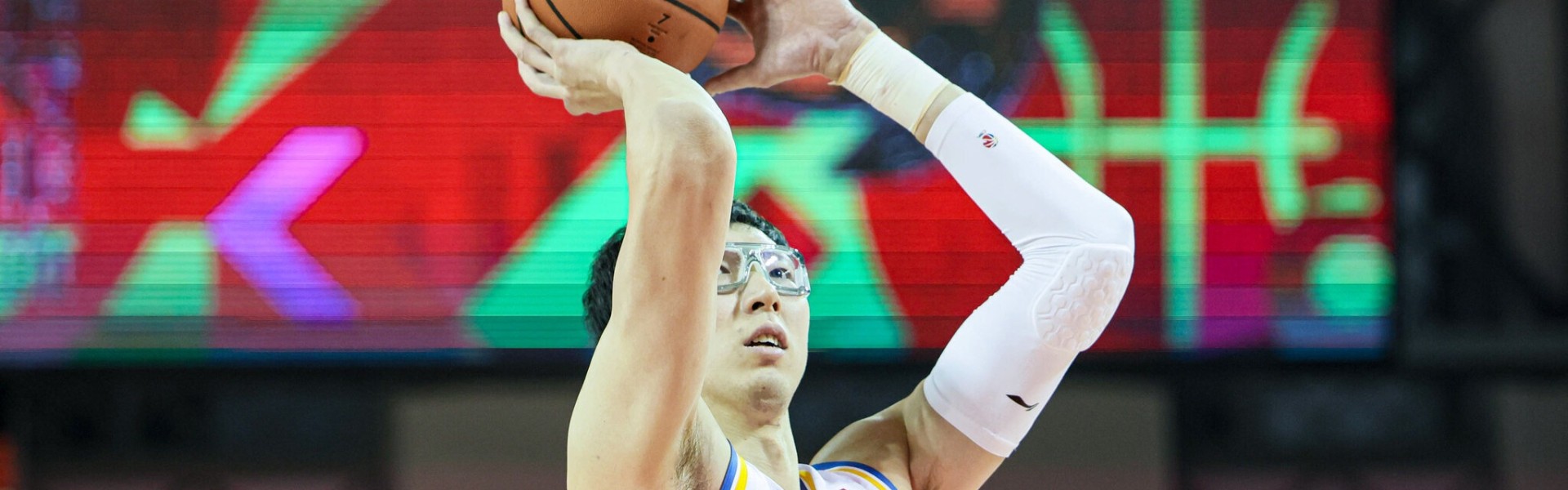 斗球体育官方入口-状态火热！周琦半场7中6高效拿下13分7板2帽 前6投全中