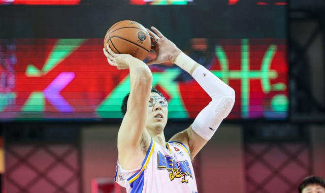 斗球体育官方入口-状态火热！周琦半场7中6高效拿下13分7板2帽 前6投全中