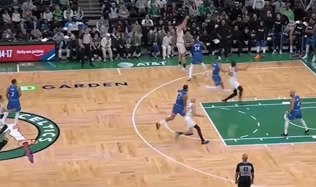 斗球体育官方入口-杀死比赛！加尔扎接球后直接三分命中，凯尔特人战胜魔术