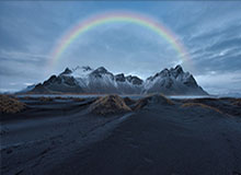 斗球体育app下载-一曼城球迷拿着印有阿森纳标志的空饮料瓶，边痛饮边庆祝
