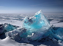 斗球体育app下载-一曼城球迷拿着印有阿森纳标志的空饮料瓶，边痛饮边庆祝